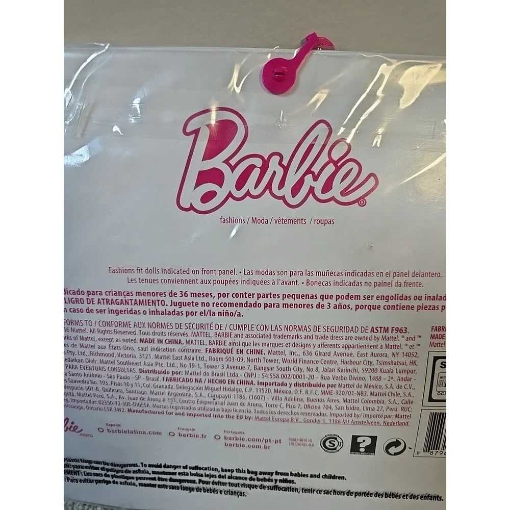 2016 Barbie‎ Fashionistas Fashion Pack - Chic Fashion with Purse and Boots